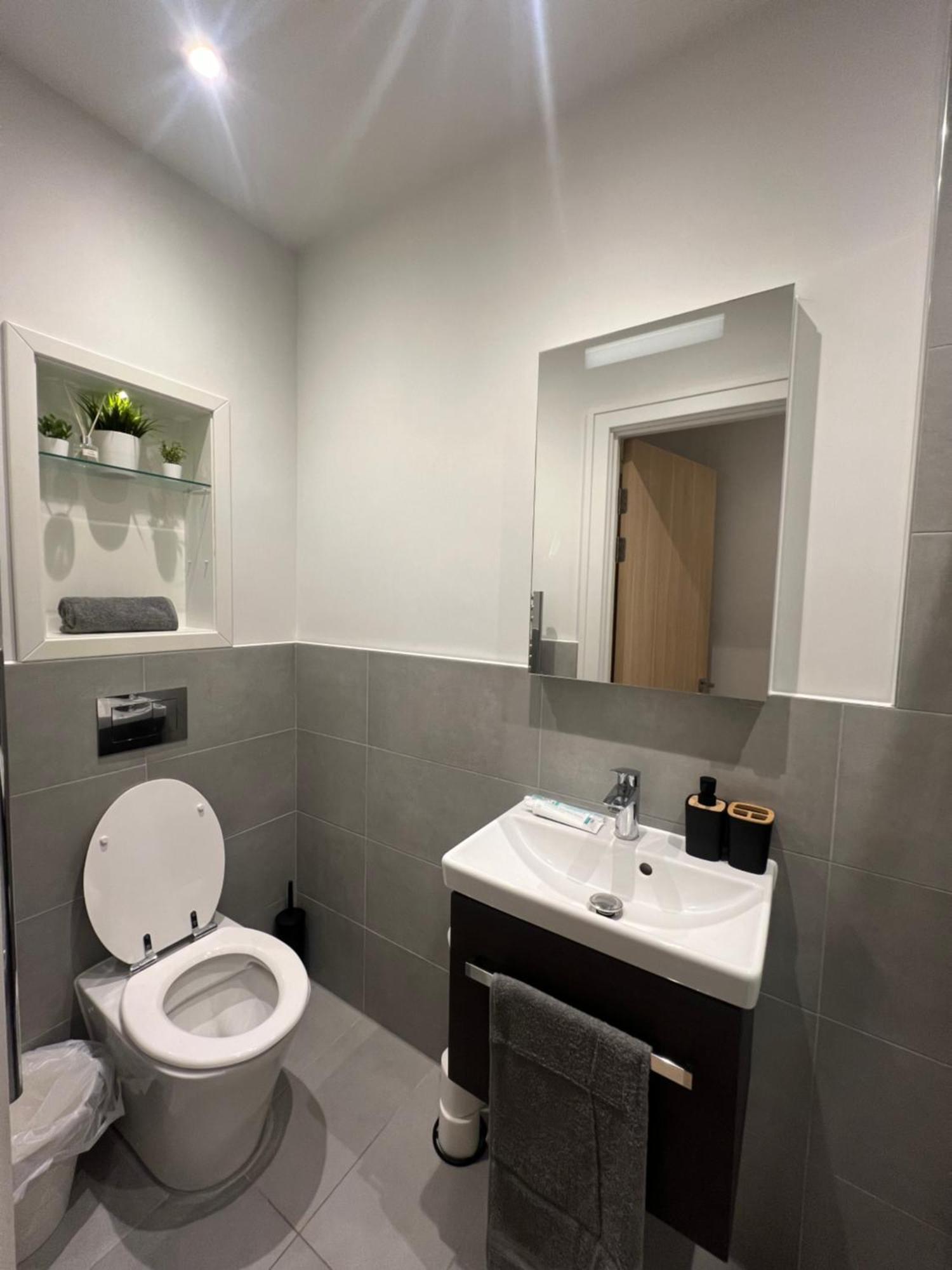 London Luxxe Suites & Apartments - London Heathrow Airport, Terminal 1 2 3 4 5 هيثرو المظهر الخارجي الصورة